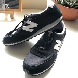 New Balance Classic Gray & Black Sneakers Size 10